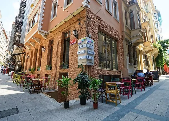 فندق مبيت وإفطار Corner Living Space 3*